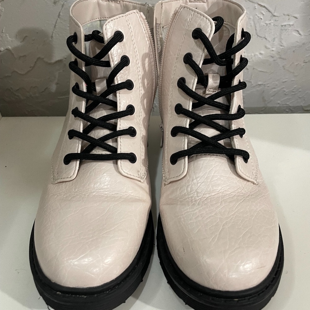 Art Class Kids size SZ 5 Light Pink/Cream Combat Boots